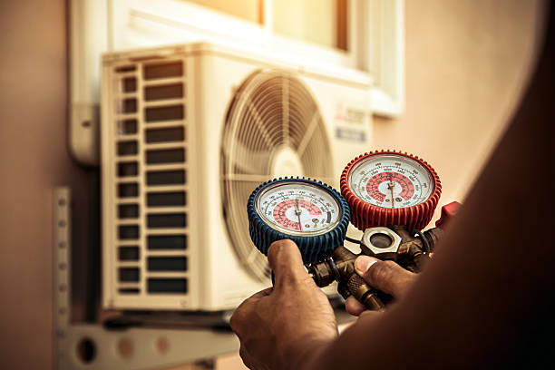 Professional Hvac technician working in Kintnersville, PA
